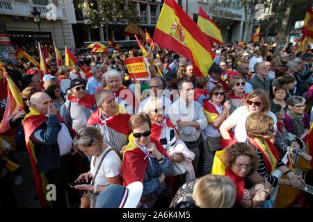 Barcelona, Spanien. 27 Okt, 2019. Barcelona, Katalonien, Spanien, 27.10.2019.-' für Concord, für Katalonien: Genug!' Demonstration der Katalanischen Zivilgesellschaft einberufen und drei der wichtigsten politischen Parteien (Volkspartei, Bürger, und katalanischen Sozialistischen Partei) schloss sich der "Prozess" der Unabhängigkeit Kataloniens. Credit: Juan Carlos Rojas/Picture Alliance | Verwendung weltweit/dpa/Alamy leben Nachrichten Stockfoto