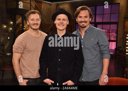 Köln, Deutschland. 25 Okt, 2019. Oliver Niesen (M), Dominik Schönenborn (r) und Kevin Wittwer von der Kölner Band "Cat Ballou" als Gäste auf der WDR-Talkshow "Kölner Treff". Credit: Horst Galuschka/dpa/Alamy leben Nachrichten Stockfoto