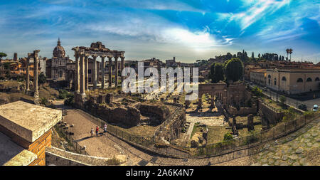 Schöne Sicht auf das Forum Romanum vom Hügel in Rom, Italien. Malerischer Blick auf das Forum Romanum in Rom bei schönem, sonnigen Wetter und blauer Himmel Stockfoto