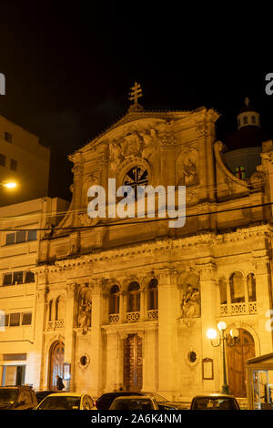 Jesus von Nazareth Pfarrkirche in der Nacht in Sliema, Malta Stockfoto