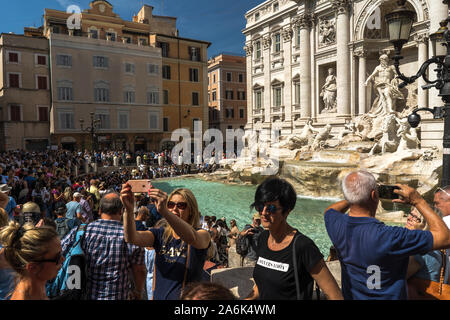 Massen von Touristen in der Nähe der berühmten Trevi-Brunnen in Rom, Italien. Touristen machen selfie vor Brunnen di Trevi", einer der wichtigsten Sehenswürdigkeiten Stockfoto