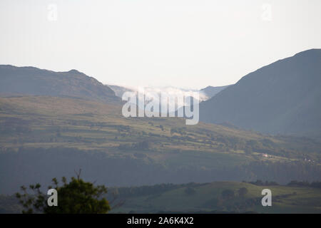 Bedeckt die Berge entlang das Tal von Conwy in die Berge von Snowdonia an einem Sommerabend in der Nähe des Dorfes Eglwysbach Conwy in Wales Stockfoto