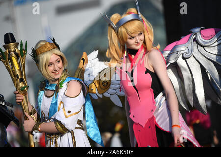 Cosplayer, während der dritte Tag der MCM Comic Con im ExCel London im Osten von London. Stockfoto