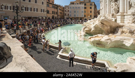 Eine Menge Touristen in der Nähe der berühmten Trevi-Brunnen in Rom, Italien. Massen von Menschen machen Bilder und selfies vor Brunnen di Trevi Stockfoto