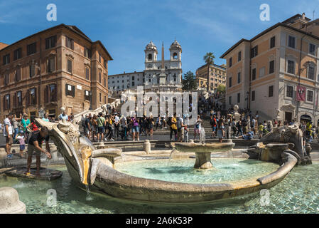 Blick auf Rom von der Spanischen Treppe entfernt. Panorama von Rom. Blick auf die Stadt Rom und Kuppeln der chuches von Th am Ende der Spanischen Treppe. Stockfoto