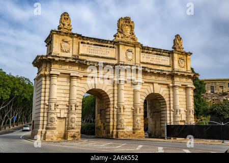 Portes de Bombes Torbogen in Floriana, Malta, Barocke Wahrzeichen der Stadt. Stockfoto