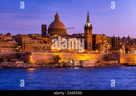 Stadt Valletta am Abend dämmerung, Hauptstadt von Malta Skyline vom Meer Stockfoto