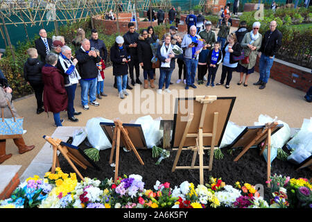 Leicester City Fans blicken auf eine floral Tribute an der Vichai Srivaddhanaprabha Memorial Garden, Leicester. Stockfoto