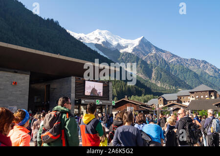 CHAMONIX, Frankreich - August 08, 2019: Touristen Schlange für eine Seilbahn zum Aiguille du Midi. Im Hintergrund einen Berg Mont Blanc Stockfoto