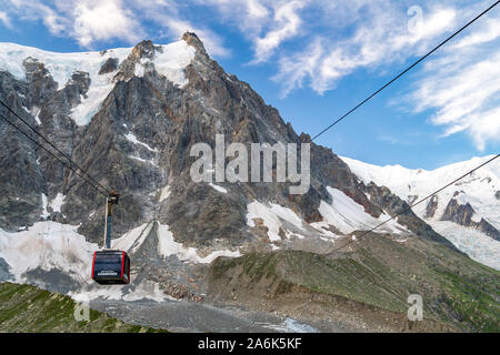 CHAMONIX, Frankreich - August 08, 2019: Seilbahn von Chamonix zur Aiguille du Midi, einem der Gipfel des Mont Blanc Massivs, Frankreich. Reiseziel Stockfoto