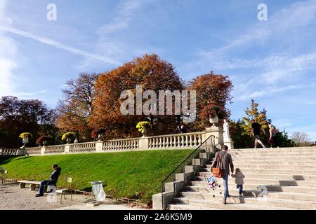 Mann und Kind gehen, Schritte, Buggy mit Teddybär. Herbst in den Luxemburg Gärten, Oktober in Paris, Frankreich Stockfoto