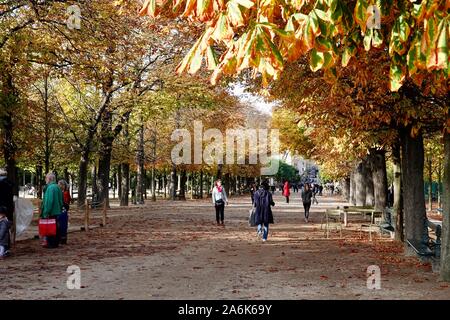 Menschen zu Fuß durch den Park an einem kühlen Tag. Herbst in den Luxemburg Gärten, Oktober in Paris, Frankreich Stockfoto