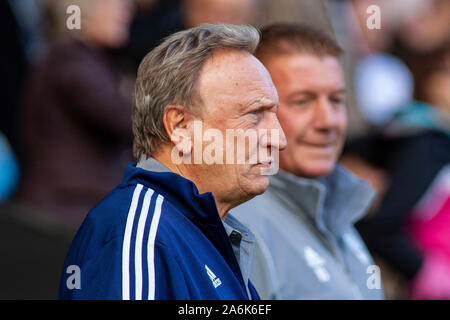 Swansea, Großbritannien. 27 Okt, 2019. Cardiff City Manager Neil Warnock auf dem touchline. EFL Skybet Meisterschaft übereinstimmen, Swansea City v Cardiff City in der Liberty Stadium in Swansea, Südwales am Sonntag, den 27. Oktober 2019. Dieses Bild dürfen nur für redaktionelle Zwecke verwendet werden. Nur die redaktionelle Nutzung, eine Lizenz für die gewerbliche Nutzung erforderlich. Keine Verwendung in Wetten, Spiele oder einer einzelnen Verein/Liga/player Publikationen. pic von Lewis Mitchell/Andrew Orchard sport Fotografie/Alamy Live news Credit: Andrew Orchard sport Fotografie/Alamy leben Nachrichten Stockfoto