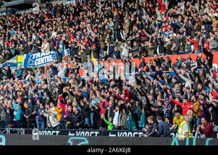 Swansea City Fans feiern in Vollzeit. EFL Skybet Meisterschaft übereinstimmen, Swansea City v Cardiff City in der Liberty Stadium in Swansea, Südwales am Sonntag, den 27. Oktober 2019. Dieses Bild dürfen nur für redaktionelle Zwecke verwendet werden. Nur die redaktionelle Nutzung, eine Lizenz für die gewerbliche Nutzung erforderlich. Keine Verwendung in Wetten, Spiele oder einer einzelnen Verein/Liga/player Publikationen. pic von Lewis Mitchell/Andrew Orchard sport Fotografie/Alamy Live news Credit: Andrew Orchard sport Fotografie/Alamy leben Nachrichten Stockfoto