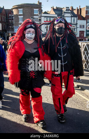 Menschen nehmen an der Whitby Goth Wochenende in Whitby, Yorkshire, wie Hunderte von Goten steigen auf die Stadt am Meer, wo Bram Stoker gefunden Inspiration für 'Dracula-' nach dem Aufenthalt in der Stadt im Jahre 1890. PA-Foto. Bild Datum: Sonntag, 27. Oktober 2019. Die Whitby Goth Wochenende ist zweimal im Jahr eine alternative Music Festival von Jo Hampshire organisiert, bestehend aus zwei Nächte von Live Bands an den Veranstaltungsorten in der Stadt. Die Ursprünge des Festivals werden in einer Sitzung von rund vierzig von Pen die Ms-Hampshire-Pals im Jahr 1994. Die Veranstaltung hat sich mittlerweile zu einem der beliebtesten goth Events der Welt von Teilnehmern angezogen werden. Stockfoto