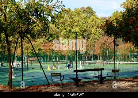 Leute Tennis spielen. Herbst in den Luxemburg Gärten, Oktober in Paris, Frankreich Stockfoto