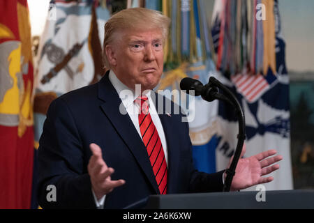 Washington DC, USA. 27 Okt, 2019. Präsidenten der Vereinigten Staaten Donald J. Trumpf antworten auf die Fragen der Reporter, nachdem Sie eine Erklärung im Weißen Haus in Washington, DC, zum Tod von ISIS Führer Abu Bakr al-Baghdadi bei einem US-amerikanischen militärischen Raid in Syrien am Sonntag, 27. Oktober 2019. Quelle: Chris Kleponis/Pool über CNP | Verwendung der weltweiten Kredit: dpa/Alamy leben Nachrichten Stockfoto