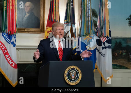 Washington DC, USA. 27 Okt, 2019. Präsidenten der Vereinigten Staaten Donald J. Trumpf antworten auf die Fragen der Reporter, nachdem Sie eine Erklärung im Weißen Haus in Washington, DC, zum Tod von ISIS Führer Abu Bakr al-Baghdadi bei einem US-amerikanischen militärischen Raid in Syrien am Sonntag, 27. Oktober 2019. Quelle: Chris Kleponis/Pool über CNP | Verwendung der weltweiten Kredit: dpa/Alamy leben Nachrichten Stockfoto