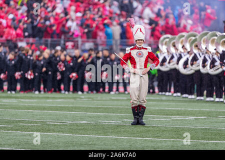 Columbus, Ohio, USA. 26 Okt, 2019. Ohio State Marching Band Drum Major Konner Barr bereitet die Roßkastanien auf das Feld vor dem Spiel zwischen der Wisconsin Dachse und die Ohio State Buckeyes am Ohio Stadium, Columbus, Ohio führen. Credit: Scott Stuart/ZUMA Draht/Alamy leben Nachrichten Stockfoto