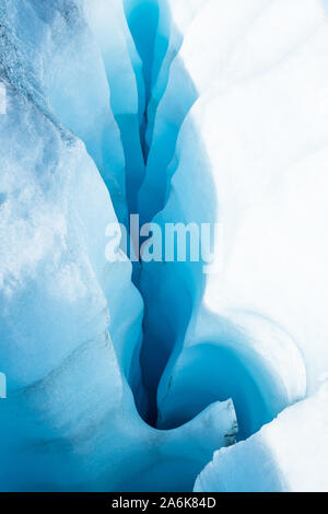 Moulin durch schmelzendes Eis hinunter carven in das blaue Eis des Salmon Glacier schneiden. Im backcountry der Begrenzung Bergkette zwischen Kanada und Stockfoto