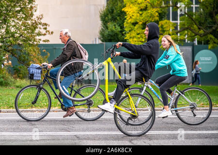 New York, USA, 26. Oktober 2019. Ein Junge hat eine "Wheelie" neben Menschen biken im New Yorker Central Park. Credit: Enrique Ufer/Alamy Stock P Stockfoto