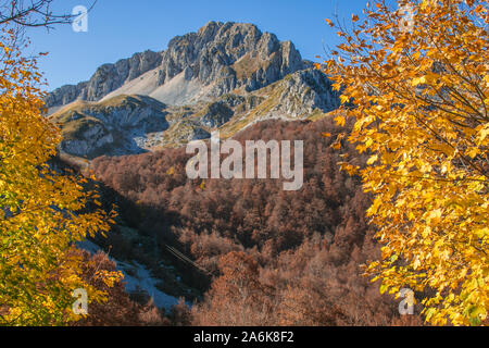 Blick auf die Gipfel des Monte Terminillo während der Herbstsaison in der Region Latium. Terminillo Berg benannt ist der Berg von Rom, entfernt Stockfoto