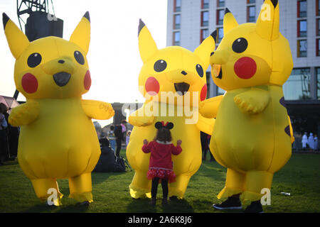 Cosplayer als Pokémons während der dritte Tag der MCM Comic Con im ExCel London im Osten von London. Stockfoto