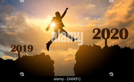 Geschäftsleute sind Sprung über den Abgrund von 2019 bis 2020 Stockfoto