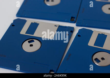 Holding blaue Diskette ein Festplatten auf weißem Hintergrund. Disk Storage Stockfoto