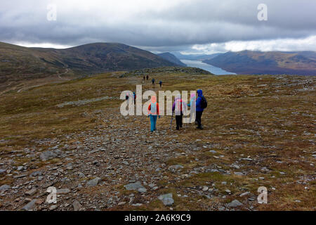 Eine Gruppe von hillwalkers Abstieg Real Charn in Richtung Beinn Udlamain Stockfoto