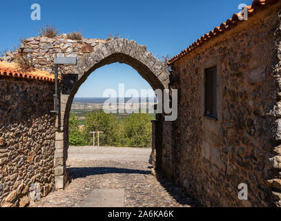 Alte steinerne Wand und Bogen rund um die Häuser und Gassen in der Altstadt von Castelo Rodrigo in Portugal Stockfoto