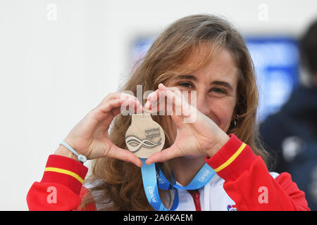 Tokio, Japan. 27 Okt, 2019. Weibliche Konkurrenten der Kayak Race (Slalom) in Tokio Vilarrubla Nuria Spaniens für ein Foto während der Olympischen medaille darstellen Preisverleihung im Rahmen der ständig bereit Test Wettbewerb in Tokio, Japan. Das Foto wurde am 26. Oktober 2019 übernommen. Am gleichen Tag Vilarrubla zweiten Platz für spanische Team nahm. Foto: Ramiro Agustin Vargas Tabares Credit: Ramiro Agustin Vargas Tabares/ZUMA Draht/Alamy leben Nachrichten Stockfoto