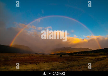 Einen schönen Regenbogen über eine Bergwiese im Rocky Mountain National Park Stockfoto