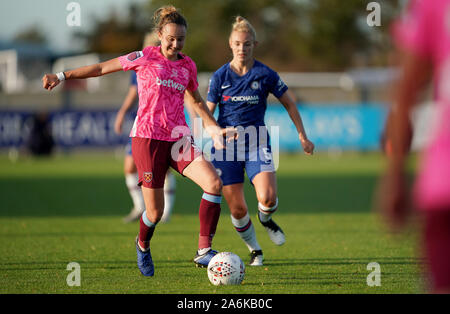 West Ham's Frauen Martha Thomas (links) und Chelsea's Frauen Sophie Single während Super die Women's League Spiel im Rush Green Stadium, London. Stockfoto