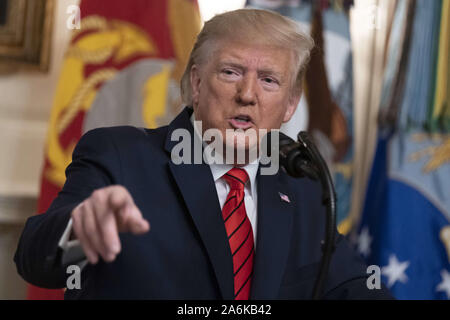 Washington DC, USA. 27 Okt, 2019. Präsidenten der Vereinigten Staaten Donald J. Trumpf antworten auf die Fragen der Reporter, nachdem Sie eine Erklärung im Weißen Haus in Washington, DC, zum Tod von ISIS Führer Abu Bakr al-Baghdadi bei einem US-amerikanischen militärischen Raid in Syrien am Sonntag. Quelle: Chris Kleponis/CNP/ZUMA Draht/Alamy leben Nachrichten Stockfoto