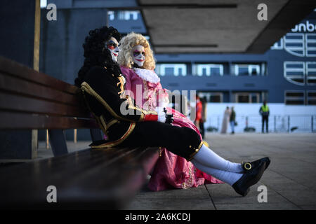 Cosplayer, während der dritte Tag der MCM Comic Con im ExCel London im Osten von London. Stockfoto