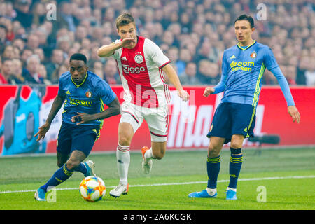 Amsterdam, Niederlande. 27 Okt, 2019. AMSTERDAM, Johan Cruijff-Aren A, 27-10-2019, der niederländischen Eredivisie 2019/2020. Ajax - Feyenoord. Feyenoord defender Ridgeciano Haps (L) und Ajax-player Joel Veltman (R) während des Spiels Ajax - Feyenoord. Credit: Pro Schüsse/Alamy leben Nachrichten Stockfoto