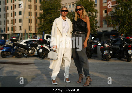 Caro Daur und Candela Pelizza besuchen die Show während der Mailänder Modewoche 18.2019 - Stockfoto