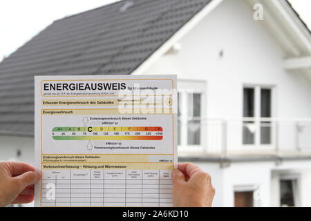 Energy Label auf einem Tablet mit einem Haus im Hintergrund Stockfoto
