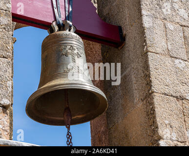 Detail der Glockenturm der Kirche Rocamador für unsere Dame in Castelo Rodrigo in Portugal Stockfoto