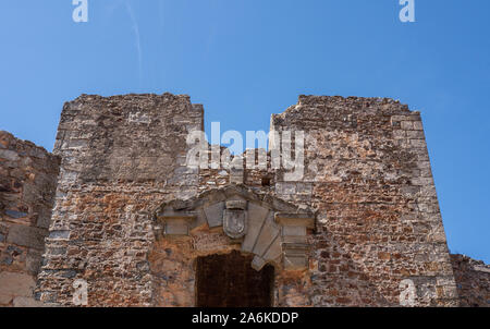 Stein Turm des alten Schlosses in der antiken Stadt Castelo Rodrigo in Portugal Stockfoto