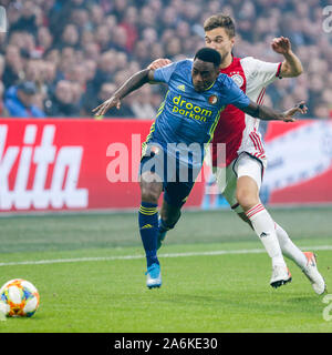 Amsterdam, Niederlande. 27 Okt, 2019. AMSTERDAM, Johan Cruijff-Aren A, 27-10-2019, der niederländischen Eredivisie 2019/2020. Ajax - Feyenoord. Feyenoord defender Ridgeciano Haps (L) und Ajax-player Joel Veltman (R) während des Spiels Ajax - Feyenoord. Credit: Pro Schüsse/Alamy leben Nachrichten Stockfoto