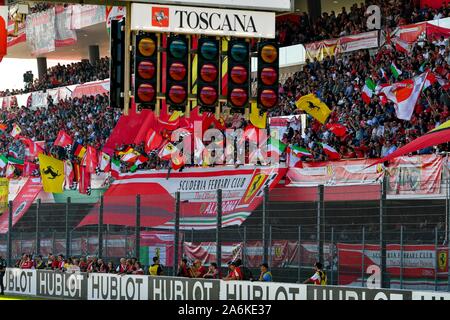 Scarperia E San Piero, Italien. 27 Okt, 2019. tribuna Fans ferrariduring Ferrari Challenge World Finals - Mugello 2019, Ferrari Challenge Cup in Scarperia e San Piero, Italien, 27. Oktober 2019 - LPS/Alessio Marini Credit: Alessio Marini/LPS/ZUMA Draht/Alamy leben Nachrichten Stockfoto