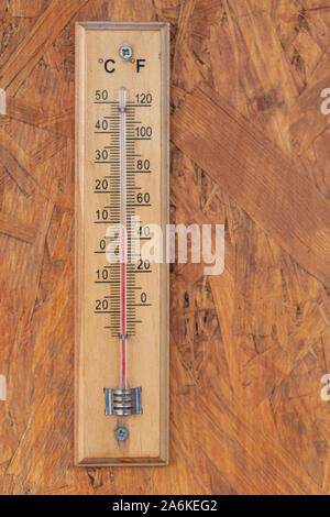 Wärme Temperatur Thermometer auf der hölzernen Wand außerhalb des Hauses Stockfoto