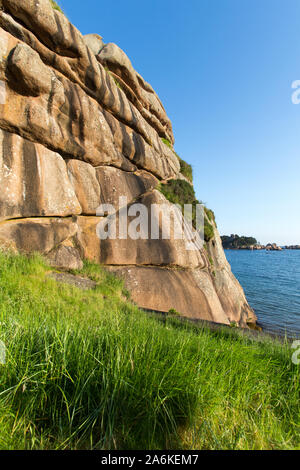 Dorf Plouhmanac'h, Frankreich. Malerische Ansicht des Plouhmanac'h, die Küste gesehen aus dem Sentier des Douaniers. Stockfoto