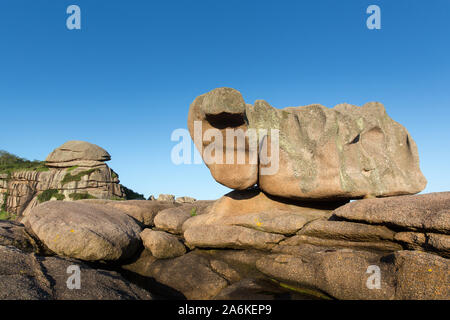 Dorf Plouhmanac'h, Frankreich. Malerische Ansicht des riesigen Granitfelsen auf Plouhmanac' h's Sentier des Douaniers. Stockfoto