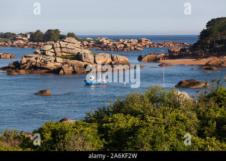 Dorf Plouhmanac'h, Frankreich. Malerische Aussicht auf ein Fischerboot aus der Plouhmanac'h, Küste, betrachtet aus dem Sentier des Douaniers. Stockfoto