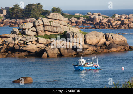 Dorf Plouhmanac'h, Frankreich. Malerische Aussicht auf ein Fischerboot aus der Plouhmanac'h, Küste, betrachtet aus dem Sentier des Douaniers. Stockfoto