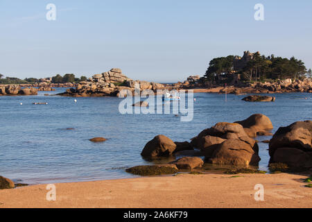 Dorf Plouhmanac'h, Frankreich. Ein Strand in der Nähe von Ploumanac'h Plage Bretagne, mit der Insel Costaeres und Costaeres Schloss im Hintergrund. Stockfoto