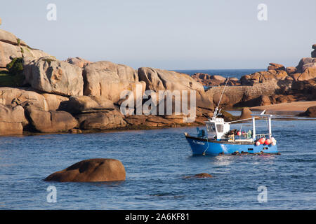 Dorf Plouhmanac'h, Frankreich. Malerische Aussicht auf ein Fischerboot aus der Plouhmanac'h, Küste, betrachtet aus dem Sentier des Douaniers. Stockfoto